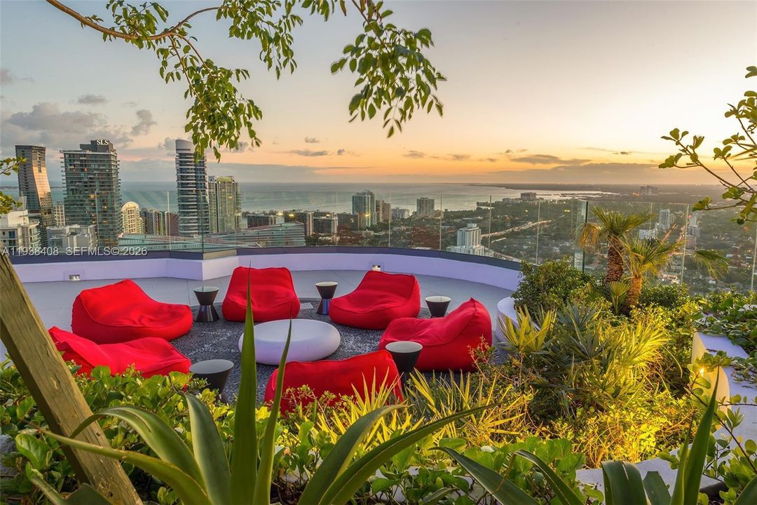 For Sale: $699,000 (2 beds, 2 baths, 788 Square Feet)