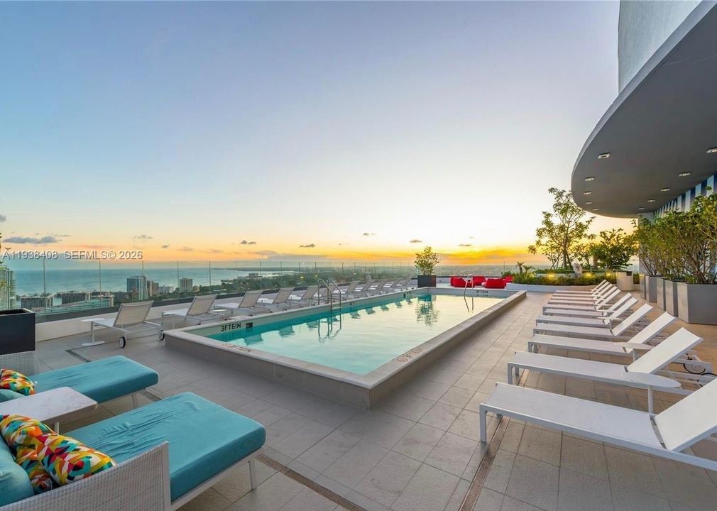 For Sale: $699,000 (2 beds, 2 baths, 788 Square Feet)