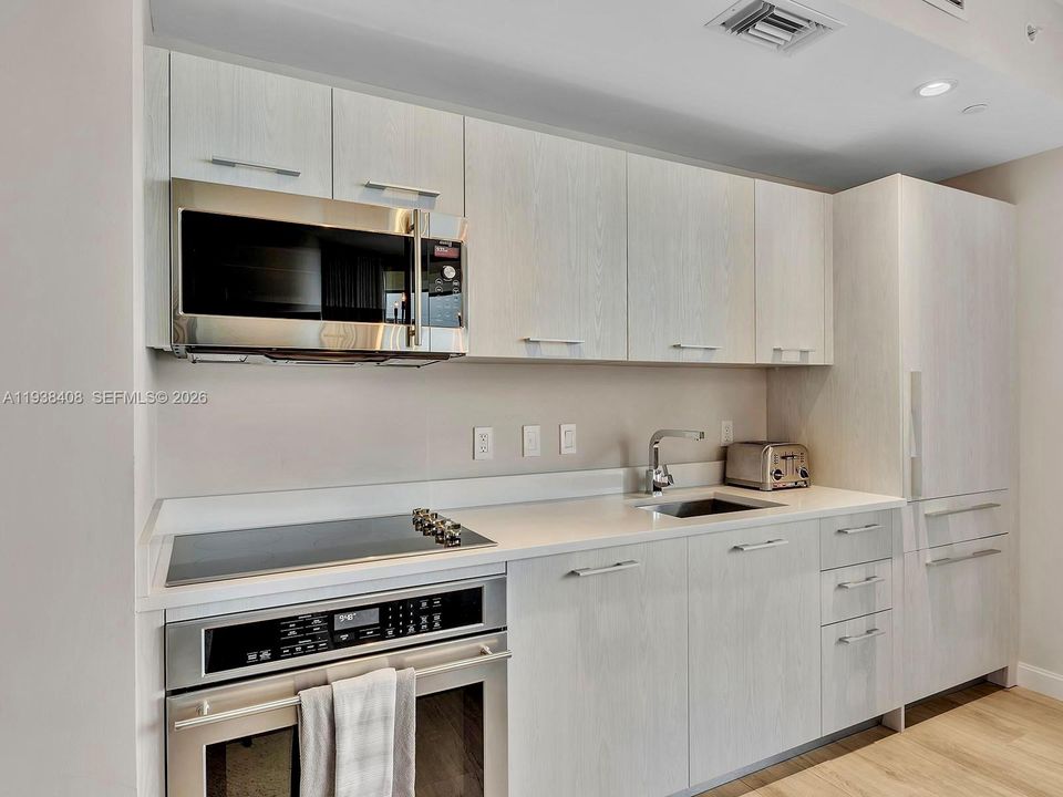 For Sale: $699,000 (2 beds, 2 baths, 788 Square Feet)