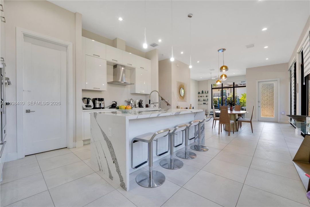 出租: $6,350 (3 贝兹, 3 浴室, 2182 平方英尺)