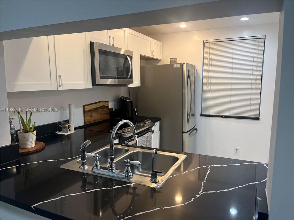 На продажу: $149,900 (2 спален, 2 ванн, 810 Квадратных фут)