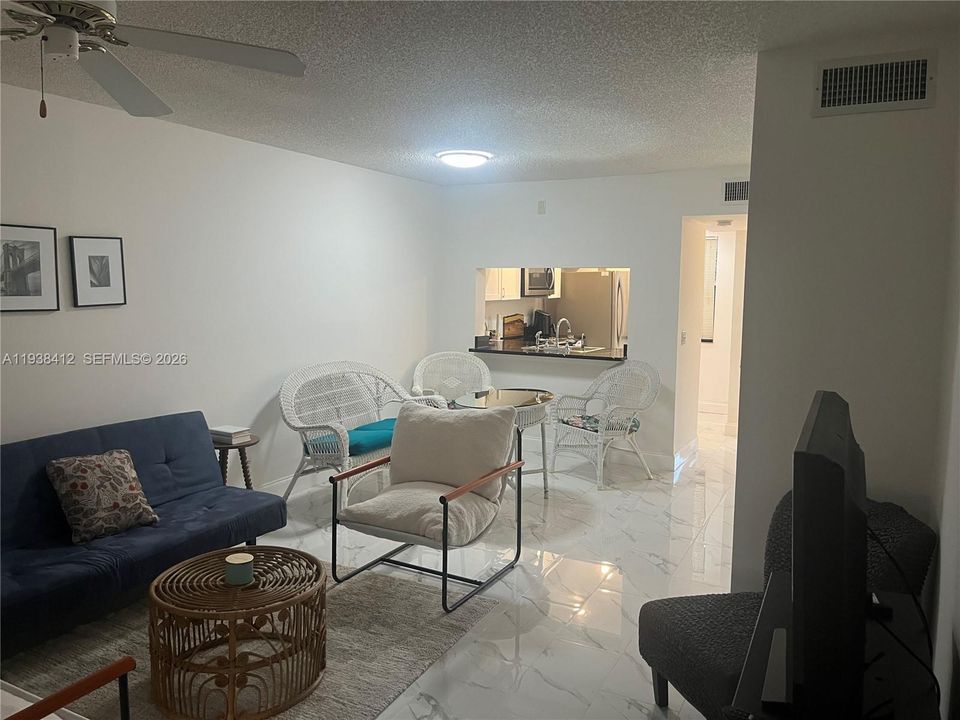 На продажу: $149,900 (2 спален, 2 ванн, 810 Квадратных фут)