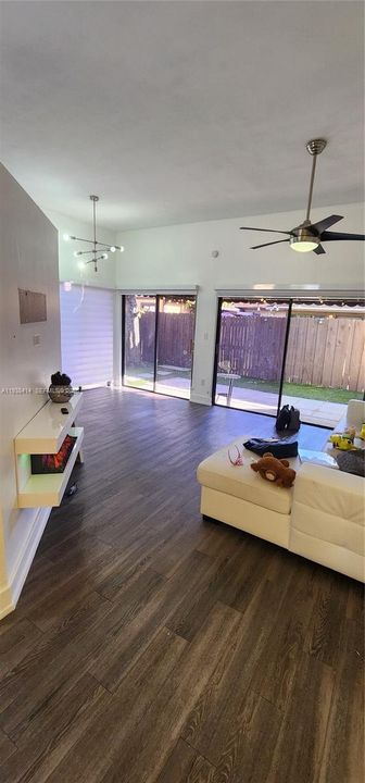 出租: $2,700 (2 贝兹, 1 浴室, 803 平方英尺)