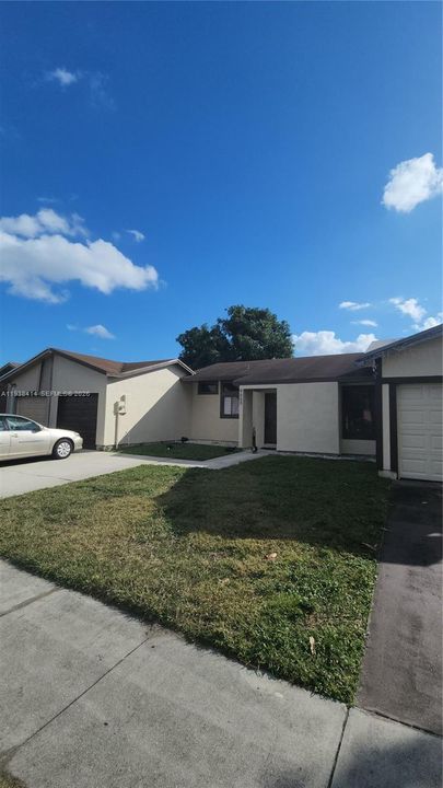 出租: $2,700 (2 贝兹, 1 浴室, 803 平方英尺)