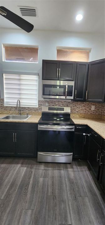 出租: $2,700 (2 贝兹, 1 浴室, 803 平方英尺)