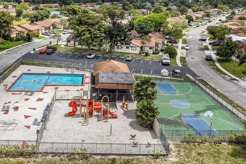 出租: $2,700 (2 贝兹, 1 浴室, 803 平方英尺)