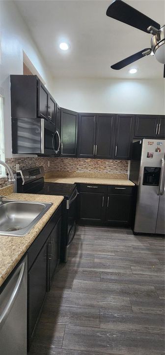 出租: $2,700 (2 贝兹, 1 浴室, 803 平方英尺)