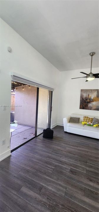 出租: $2,700 (2 贝兹, 1 浴室, 803 平方英尺)