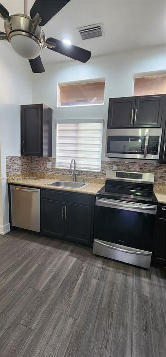 出租: $2,700 (2 贝兹, 1 浴室, 803 平方英尺)