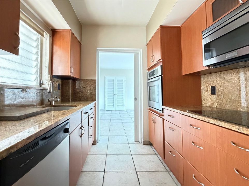For Sale: $485,000 (2 beds, 2 baths, 1118 Square Feet)