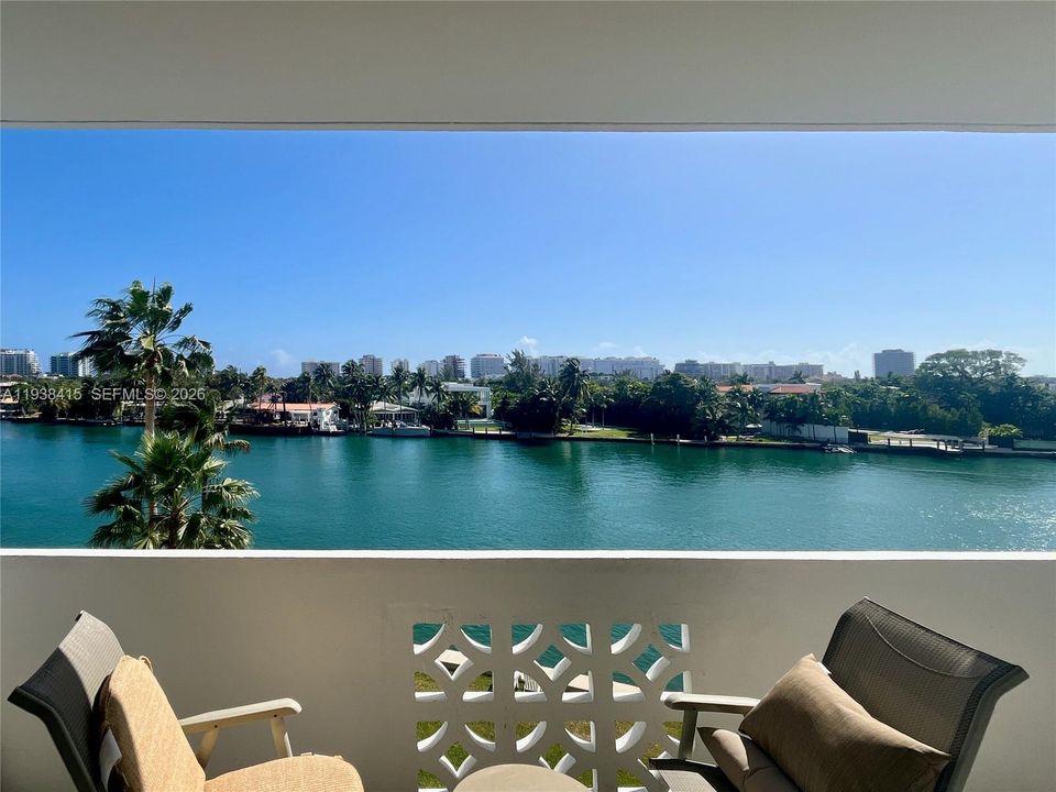 For Sale: $485,000 (2 beds, 2 baths, 1118 Square Feet)