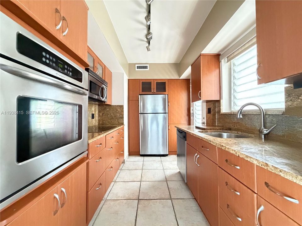 For Sale: $485,000 (2 beds, 2 baths, 1118 Square Feet)