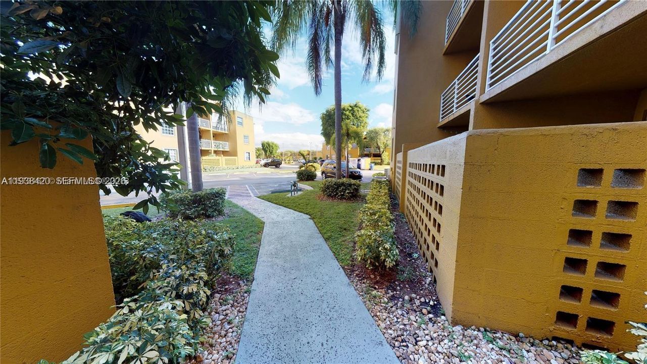 For Rent: $2,375 (2 beds, 1 baths, 933 Square Feet)