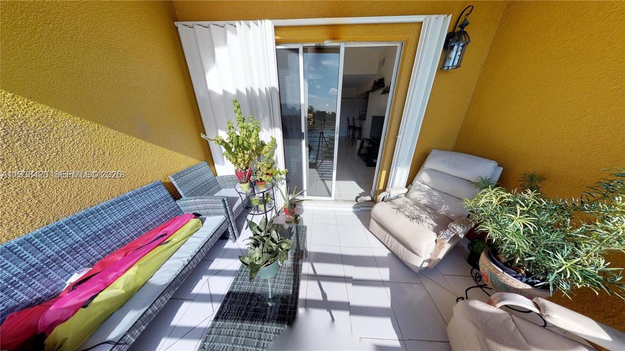 For Rent: $2,375 (2 beds, 1 baths, 933 Square Feet)