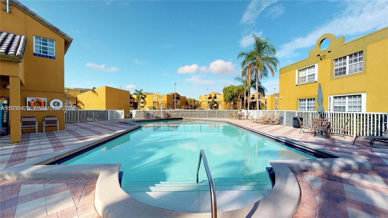 For Rent: $2,375 (2 beds, 1 baths, 933 Square Feet)