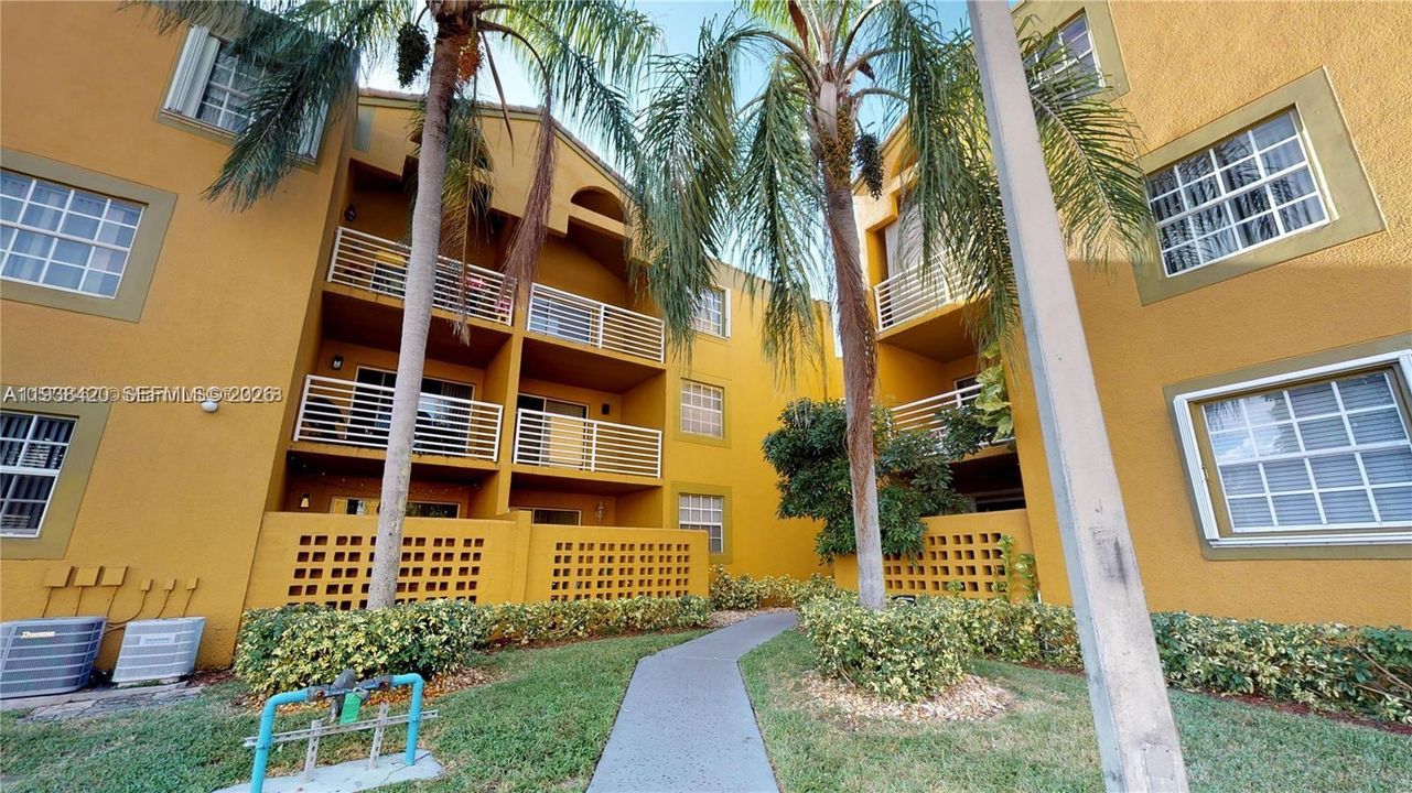 For Rent: $2,375 (2 beds, 1 baths, 933 Square Feet)