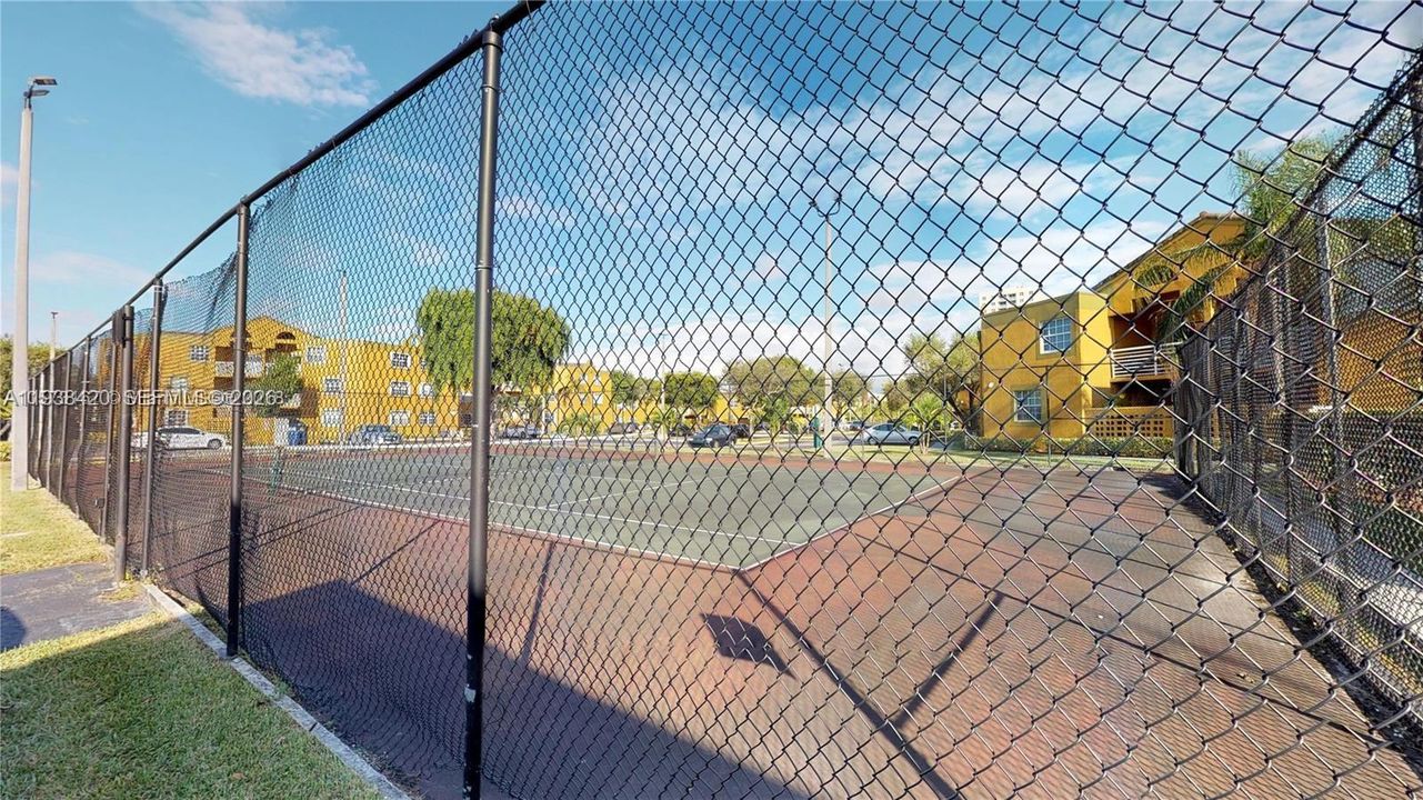 For Rent: $2,375 (2 beds, 1 baths, 933 Square Feet)