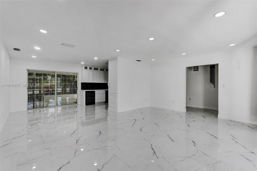 出租: $3,400 (3 贝兹, 2 浴室, 2138 平方英尺)