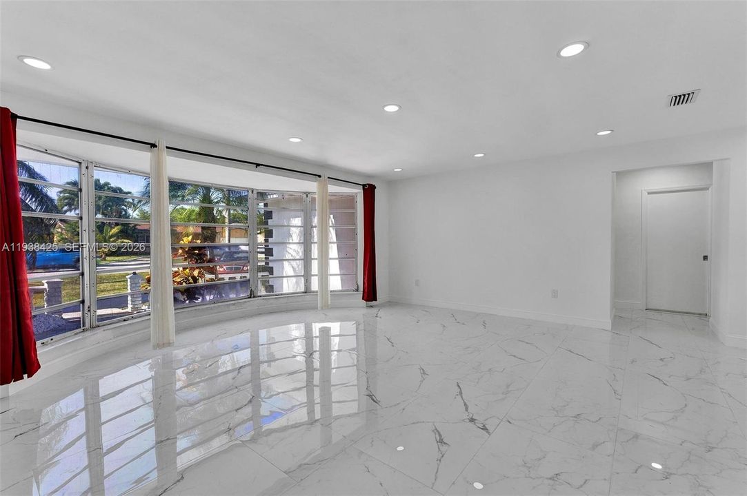 出租: $3,400 (3 贝兹, 2 浴室, 2138 平方英尺)