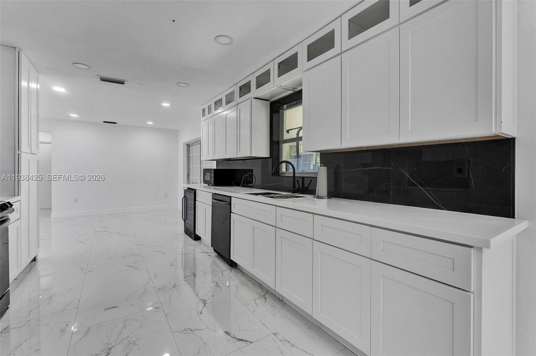 出租: $3,400 (3 贝兹, 2 浴室, 2138 平方英尺)