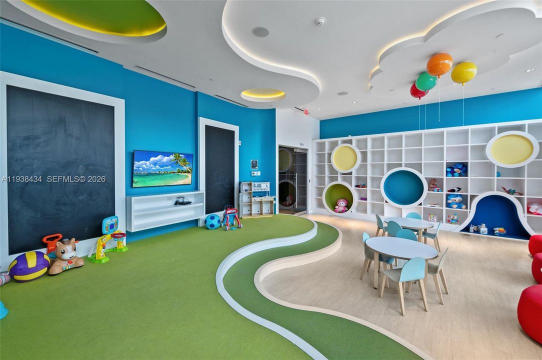 出租: $8,400 (2 贝兹, 3 浴室, 1559 平方英尺)