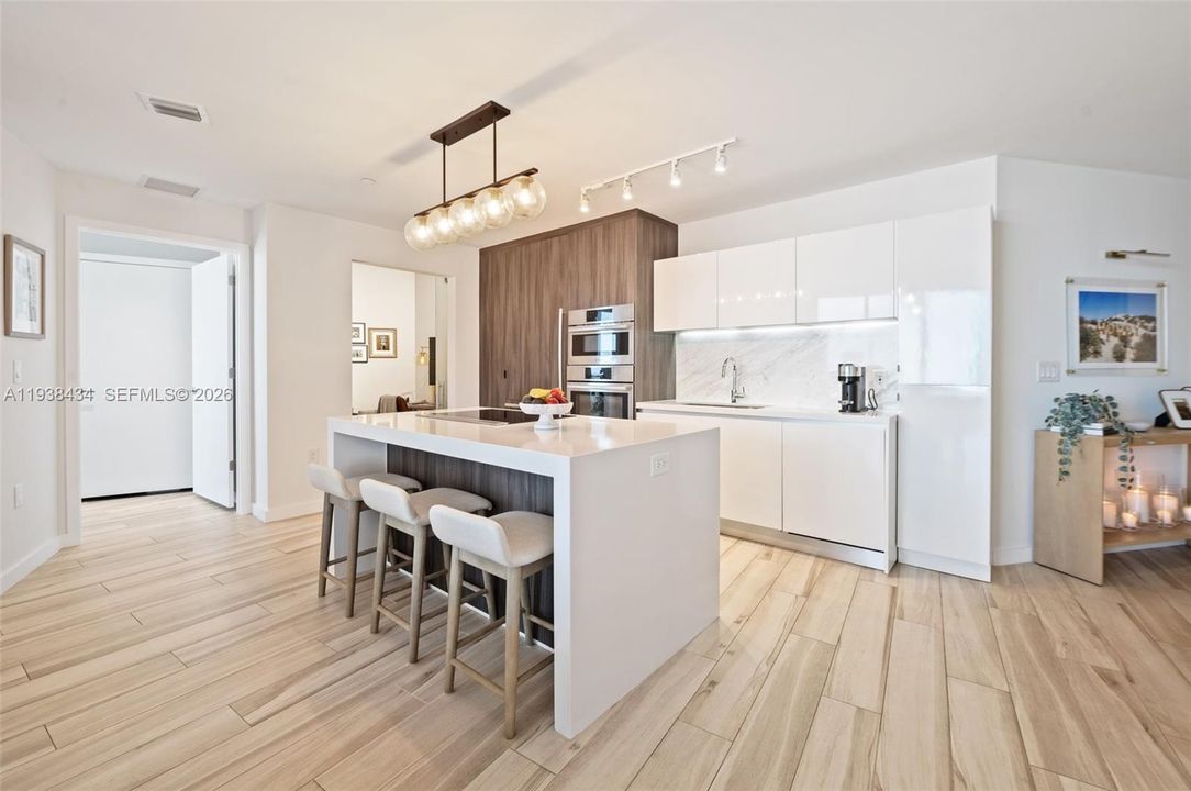 出租: $8,400 (2 贝兹, 3 浴室, 1559 平方英尺)