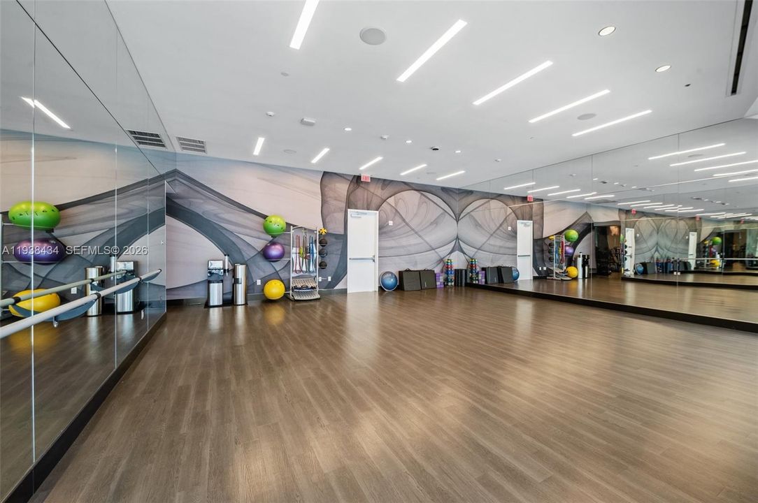 出租: $8,400 (2 贝兹, 3 浴室, 1559 平方英尺)