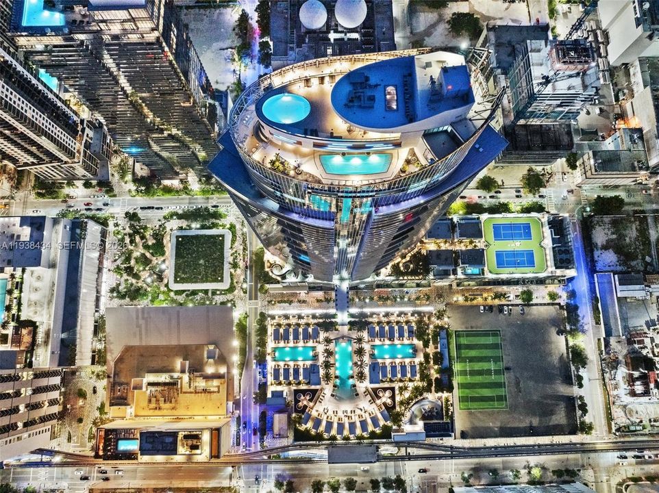 出租: $8,400 (2 贝兹, 3 浴室, 1559 平方英尺)