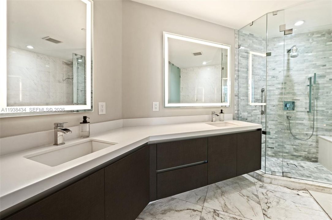 出租: $8,400 (2 贝兹, 3 浴室, 1559 平方英尺)