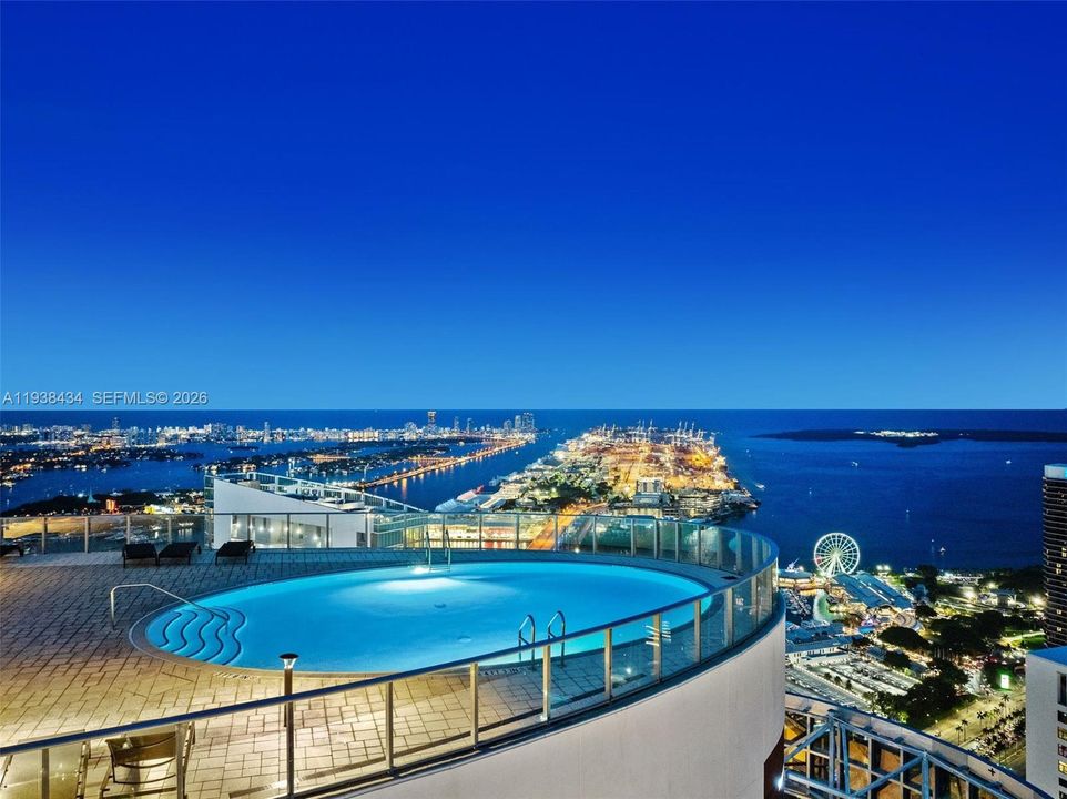 出租: $8,400 (2 贝兹, 3 浴室, 1559 平方英尺)