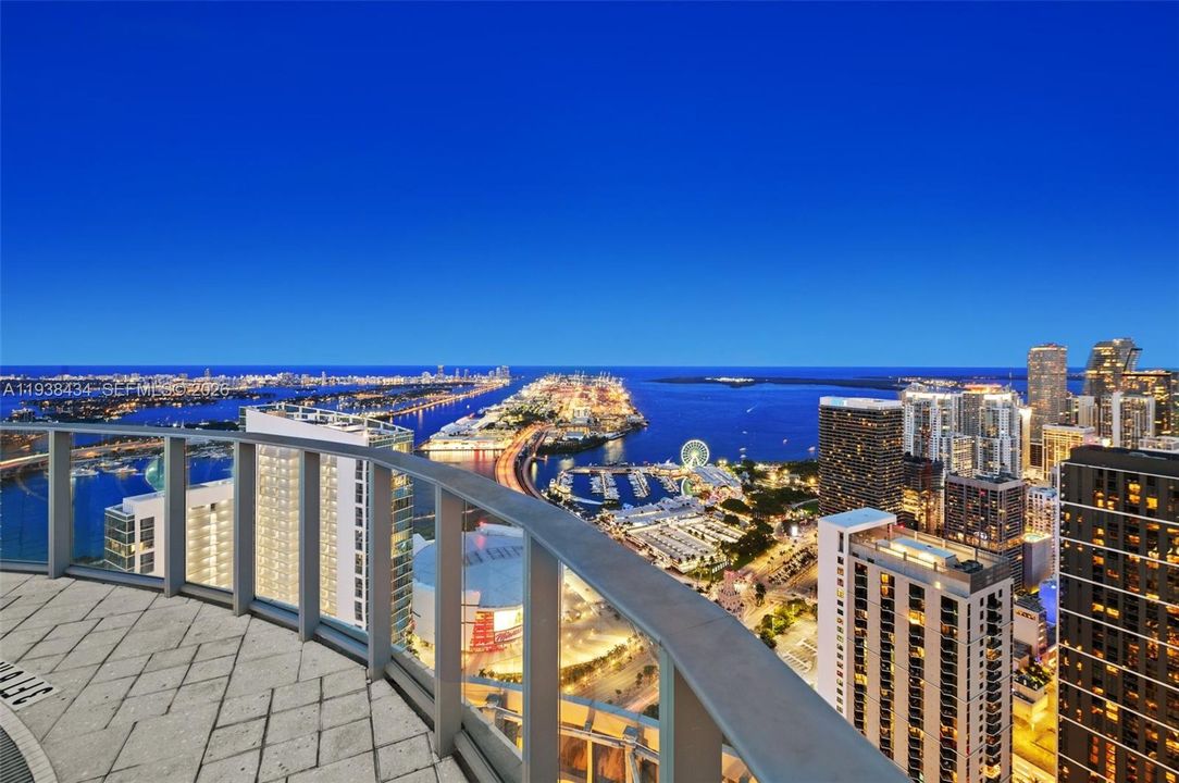 出租: $8,400 (2 贝兹, 3 浴室, 1559 平方英尺)