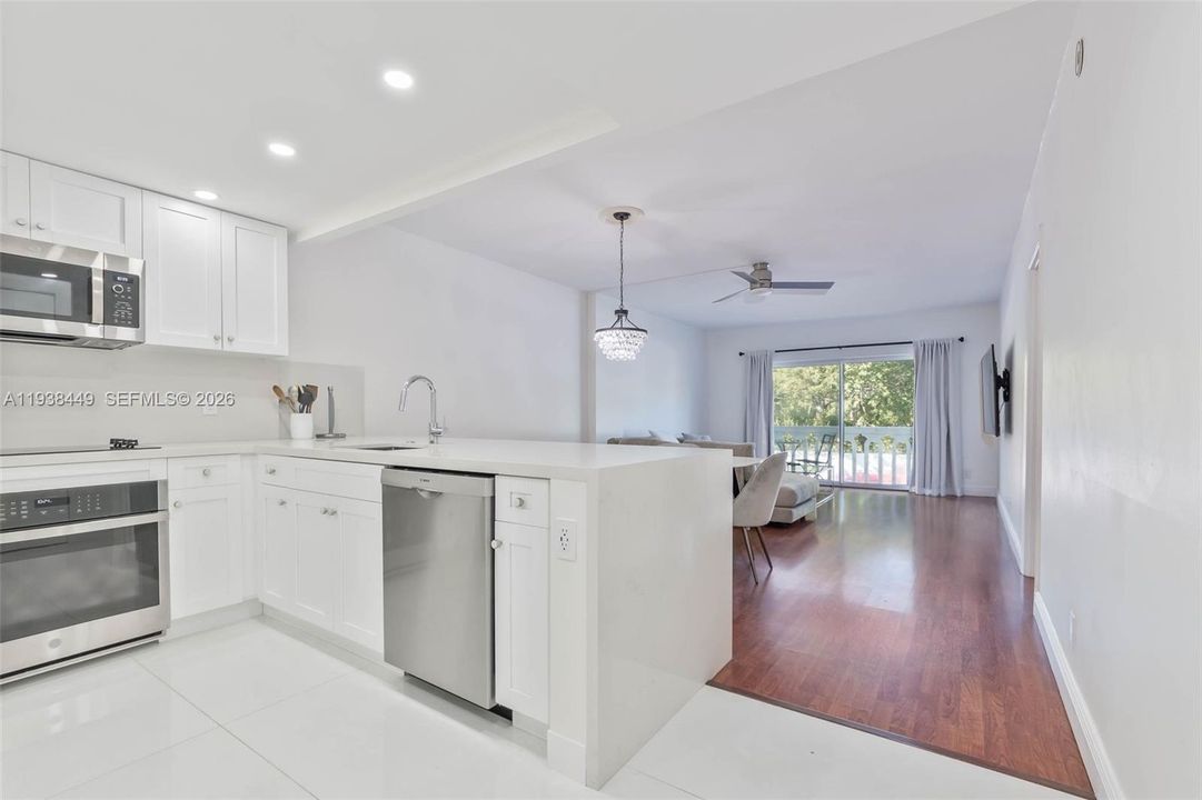 For Sale: $369,000 (1 beds, 1 baths, 808 Square Feet)