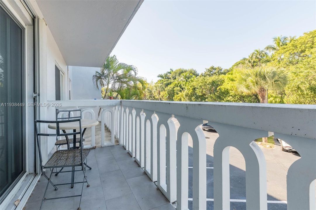 For Sale: $369,000 (1 beds, 1 baths, 808 Square Feet)