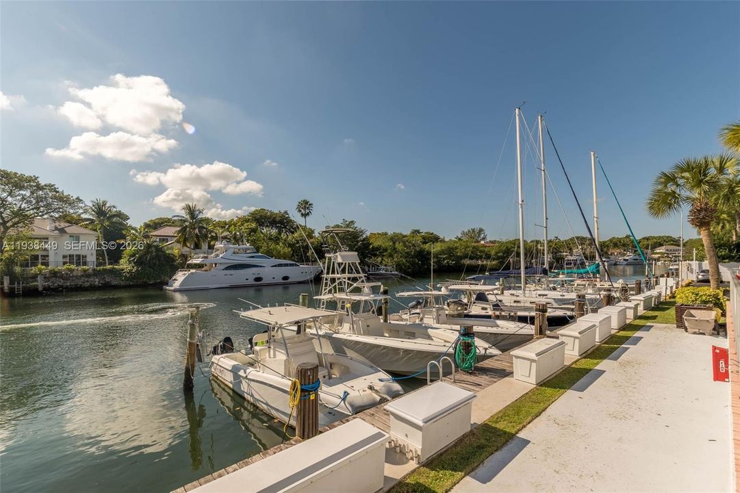 For Sale: $369,000 (1 beds, 1 baths, 808 Square Feet)