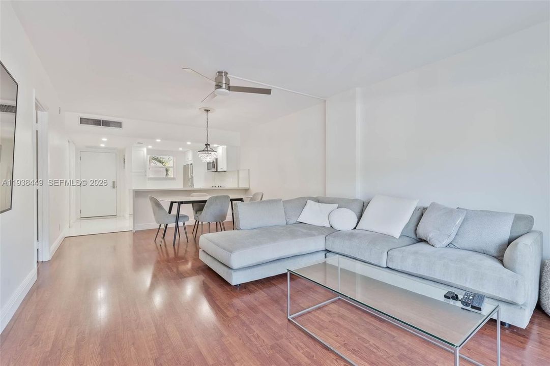 For Sale: $369,000 (1 beds, 1 baths, 808 Square Feet)