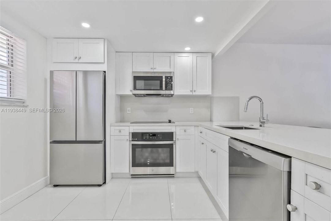 For Sale: $369,000 (1 beds, 1 baths, 808 Square Feet)