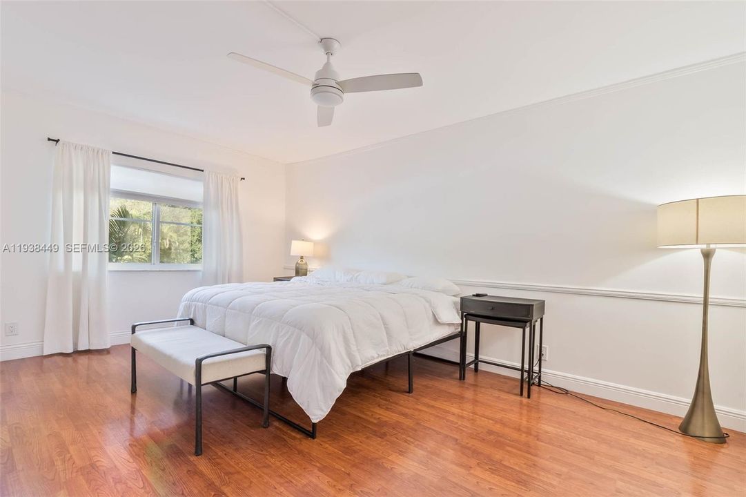 For Sale: $369,000 (1 beds, 1 baths, 808 Square Feet)