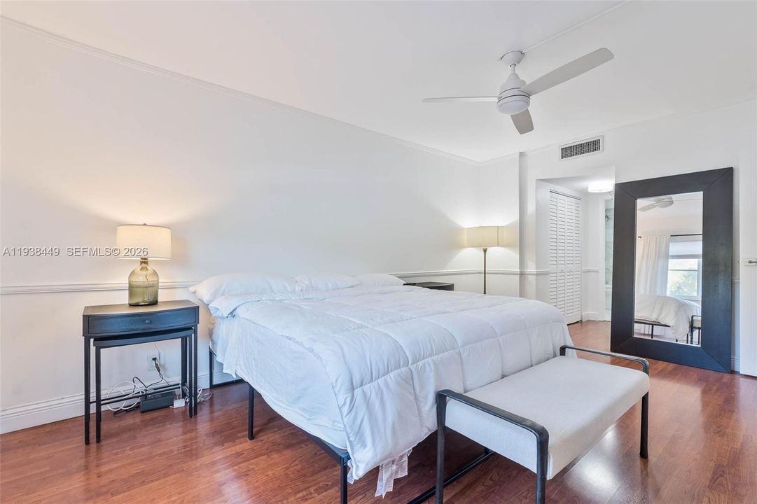 For Sale: $369,000 (1 beds, 1 baths, 808 Square Feet)