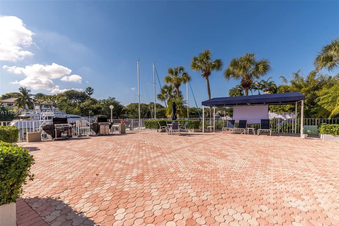 For Sale: $369,000 (1 beds, 1 baths, 808 Square Feet)