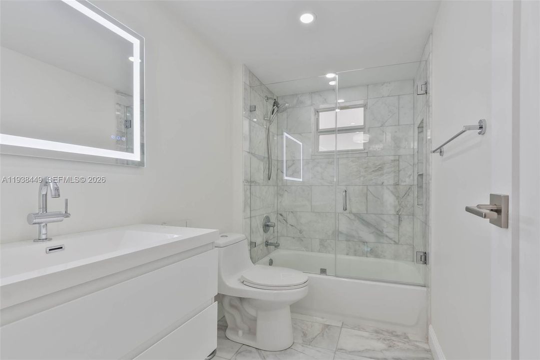 For Sale: $369,000 (1 beds, 1 baths, 808 Square Feet)