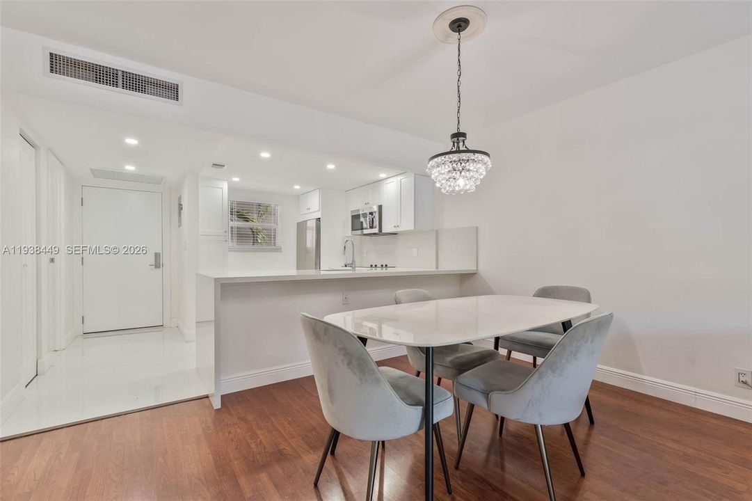 For Sale: $369,000 (1 beds, 1 baths, 808 Square Feet)