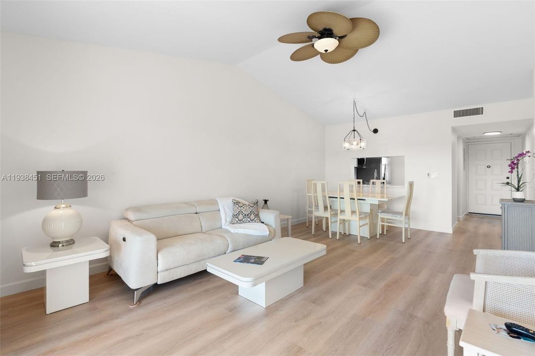 For Sale: $179,000 (2 beds, 2 baths, 950 Square Feet)