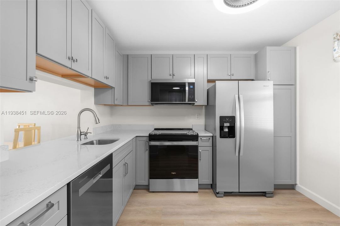 For Sale: $179,000 (2 beds, 2 baths, 950 Square Feet)