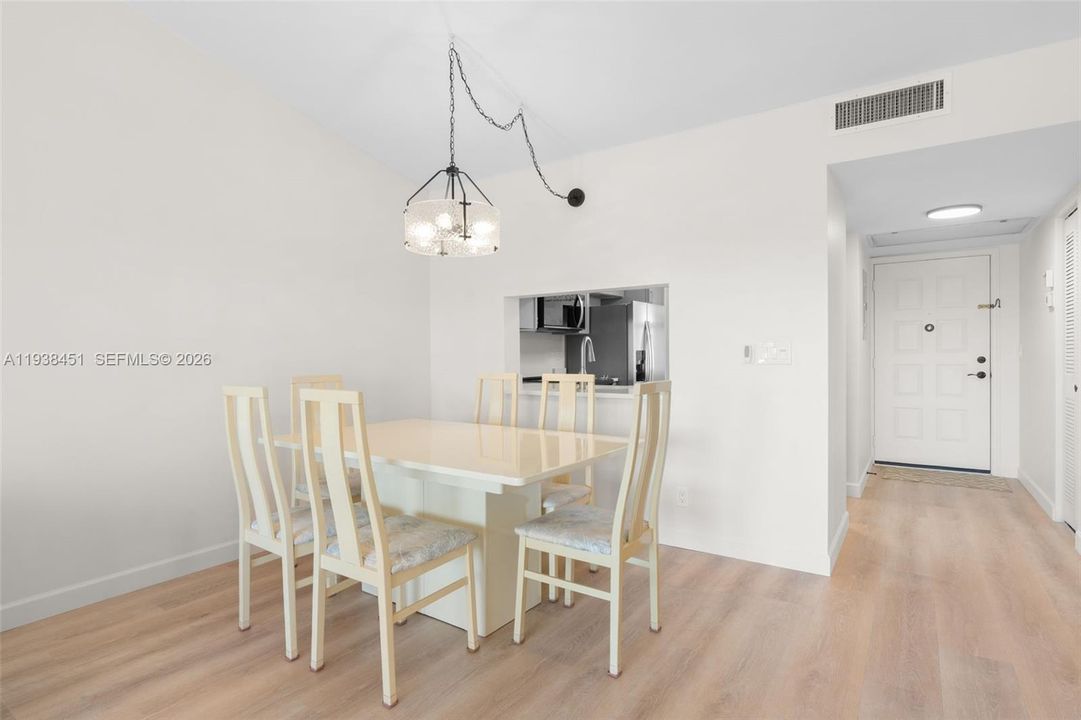 For Sale: $179,000 (2 beds, 2 baths, 950 Square Feet)