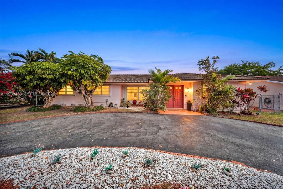 For Sale: $749,000 (4 beds, 3 baths, 2424 Square Feet)