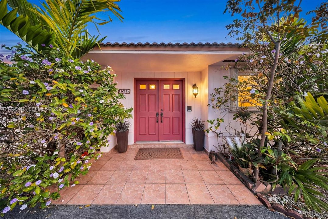 For Sale: $749,000 (4 beds, 3 baths, 2424 Square Feet)