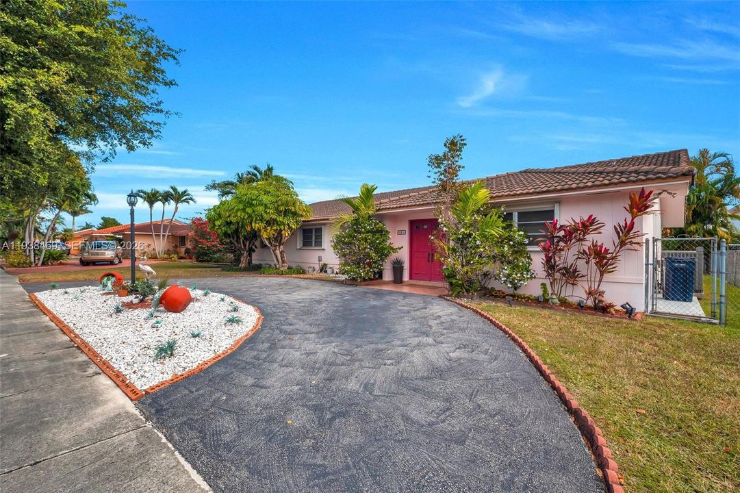 For Sale: $749,000 (4 beds, 3 baths, 2424 Square Feet)