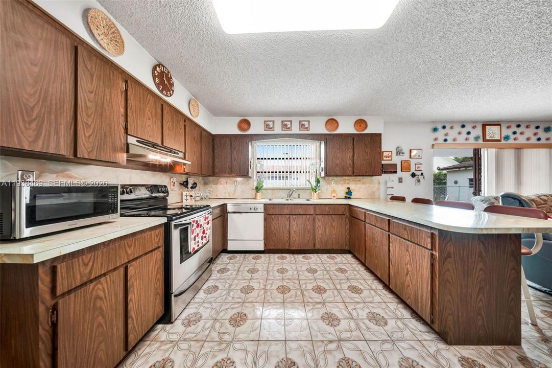 For Sale: $749,000 (4 beds, 3 baths, 2424 Square Feet)