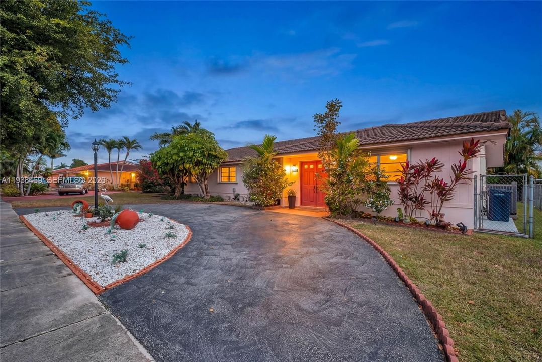 For Sale: $749,000 (4 beds, 3 baths, 2424 Square Feet)