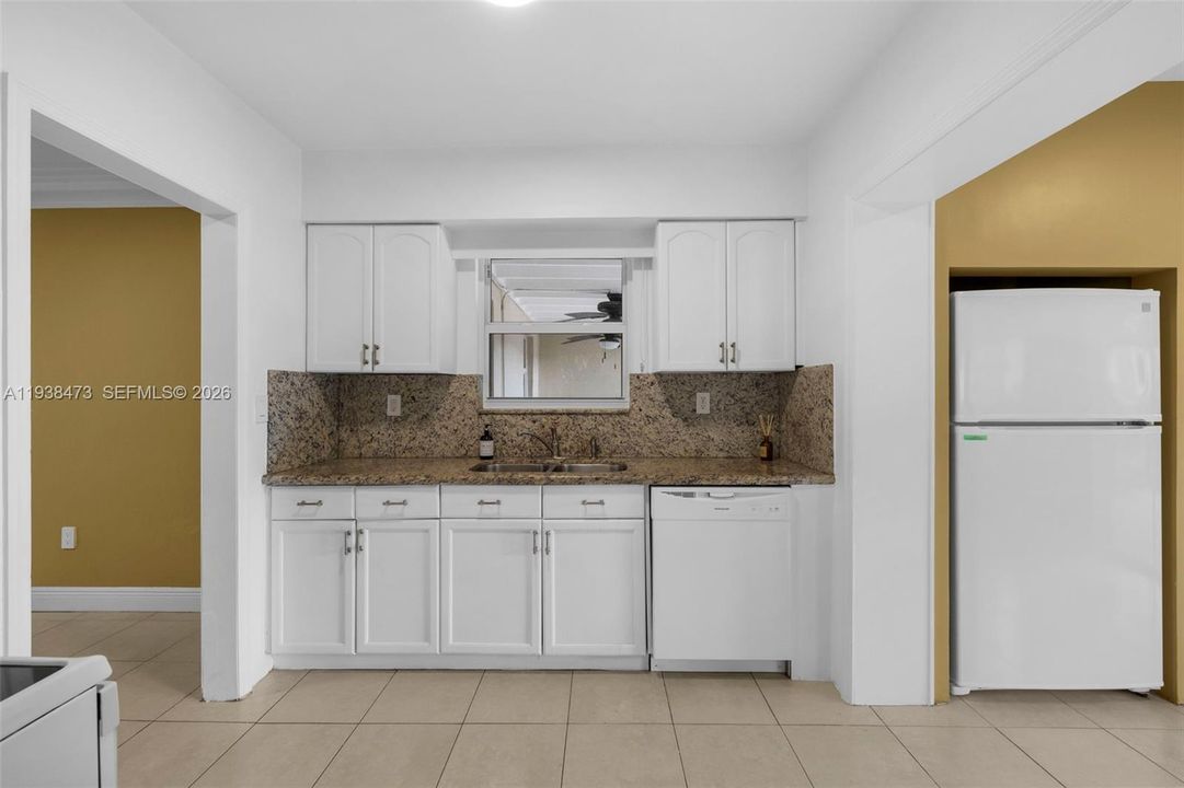 На продажу: $775,000 (4 спален, 2 ванн, 1640 Квадратных фут)